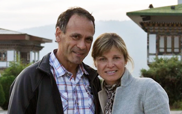 Kathleen and Larry Paul, MD ’90, who have endowed a scholarship fund at HMS