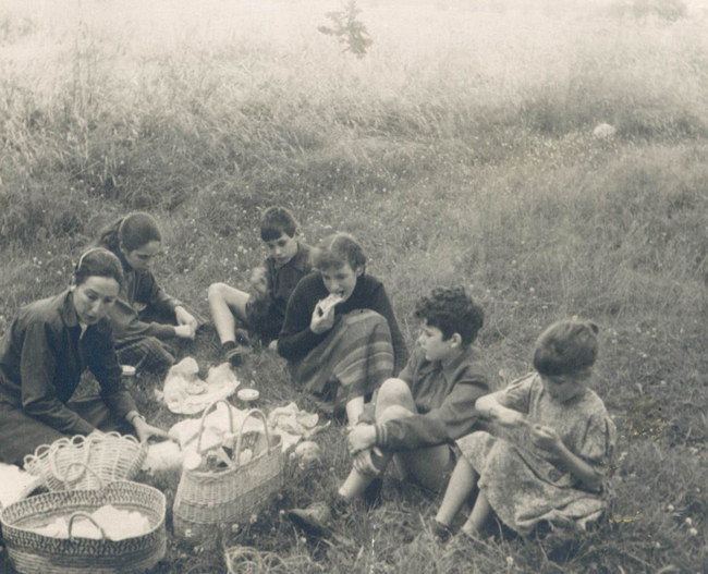 AL FRESCO: During the family’s year in Paris, Nan and the children would gather for picnic lunches.