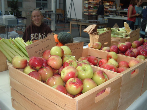 Farm-fresh apples were sold last fall at a farmers’ market in the Courtyard Café. Courtesy Jaclyn Olsen.