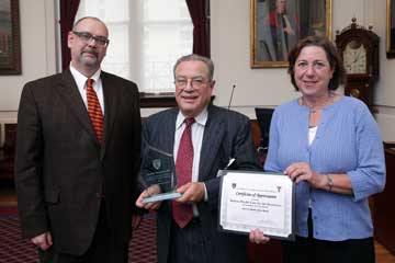 Gonzalez, center, accepting award from, HMS Executive Dean for Administration Rick Mills, left, and Joan Sapir, Senior Vice President at MGH, right. Photo courtesy Jeff Thiebauth.