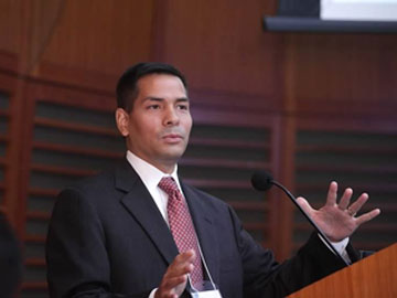 Thomas Sequist, HMS associate professor of medicine and current director of Four Directions, spoke at the 20th Anniversary event about the program.