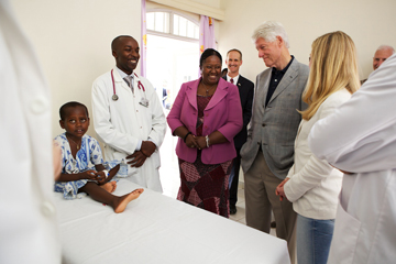 Minister of Health of Rwanda and HMS senior lecturer in the Department of Global Health and Social Medicine Agnès Binagwaho (center), President Clinton and Chelsea Clinton visit the Centre Hospitalier Universitaire de Kigali. Image: HRH Program