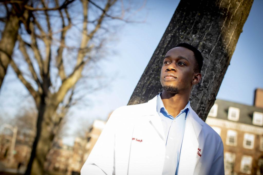 Photo portrait of Eweje standing by a tree