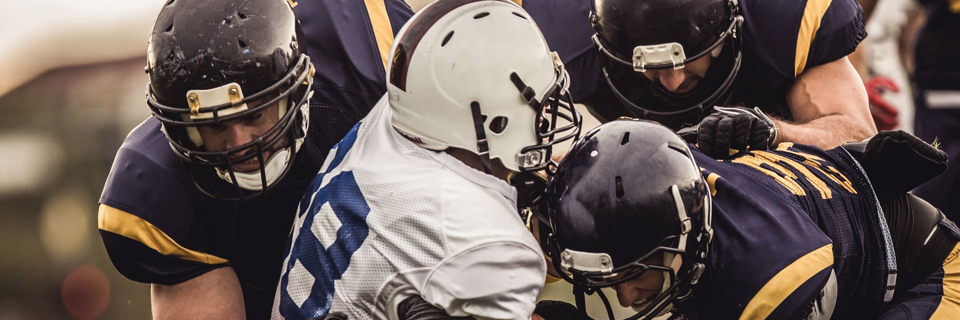 players of American football clashing on filed