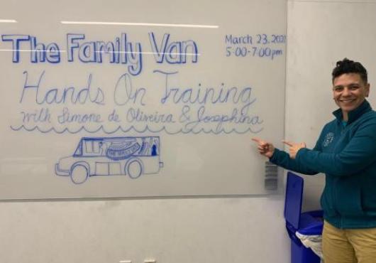 Simone de Oliveira with a whiteboard illustration of the Family Van