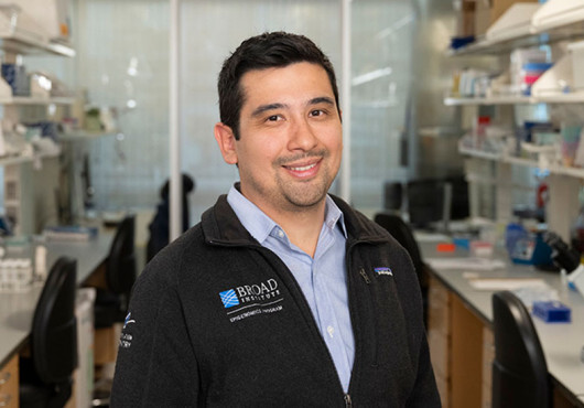 Portrait photo of Jason Buenrostro, smiling slightly in the lab.