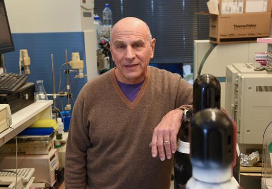 Dennis Kasper in the lab