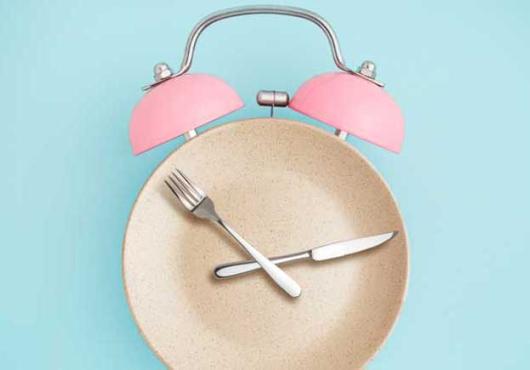 Illustration of a dinner plate & utensils looking like alarm clock