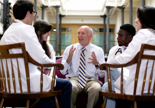 Medical Students talk with Alumni