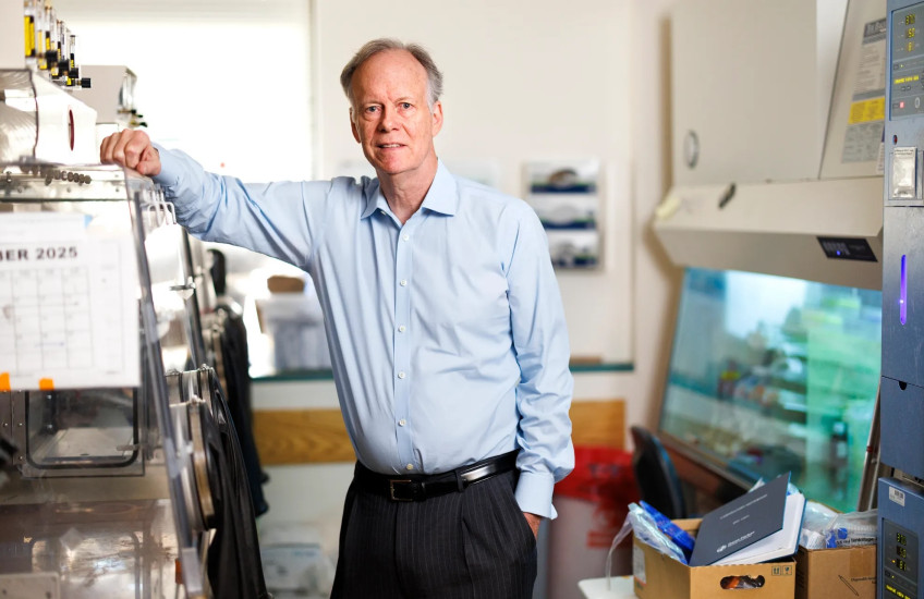 Bill Kaelin poses in a lab
