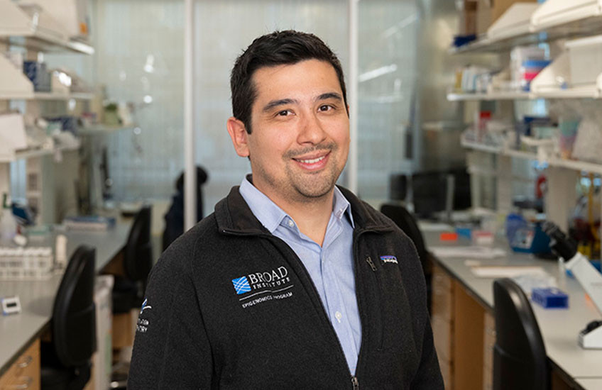 Portrait photo of Jason Buenrostro, smiling slightly in the lab.