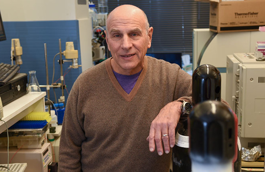 Dennis Kasper in the lab