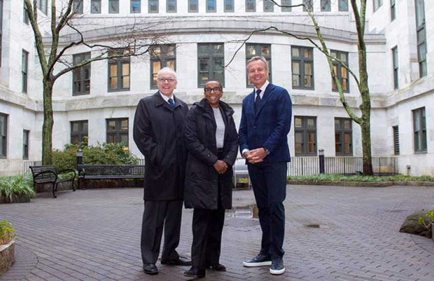 HMS Dean George Q. Daley, Harvard University President-elect Claudine Gay, and Ernesto Bertarelli in the courtyard of Building C on the HMS campus