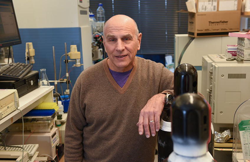 Dennis Kasper in the lab