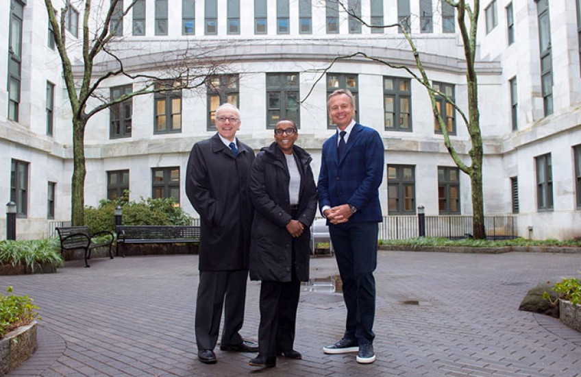 HMS Dean George Q. Daley, Harvard University President-elect Claudine Gay, and Ernesto Bertarelli in the courtyard of Building C on the HMS campus