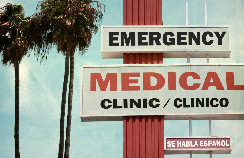Medical clinic sign in Spanish