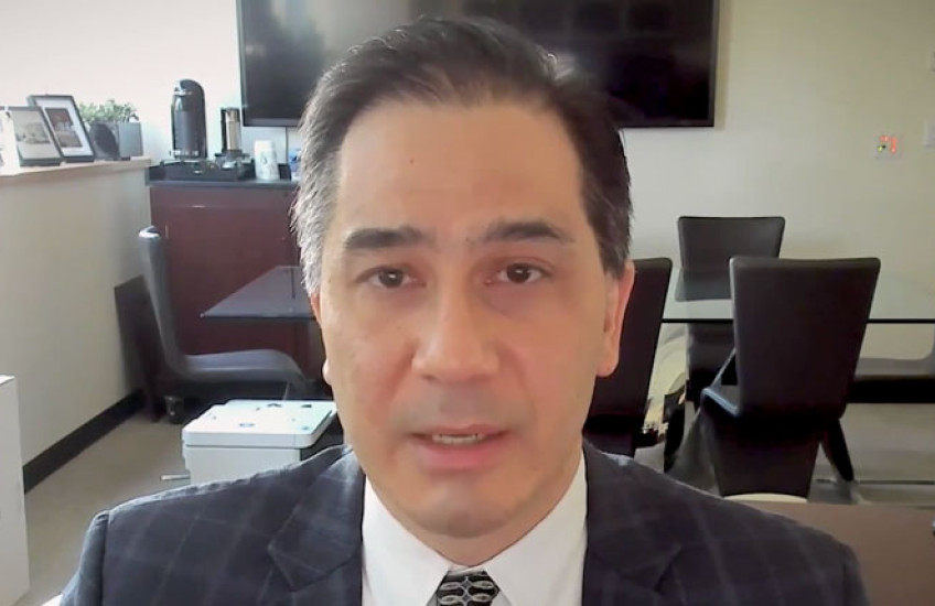 Photo of Dan Barouch giving master's ceremony keynote speech