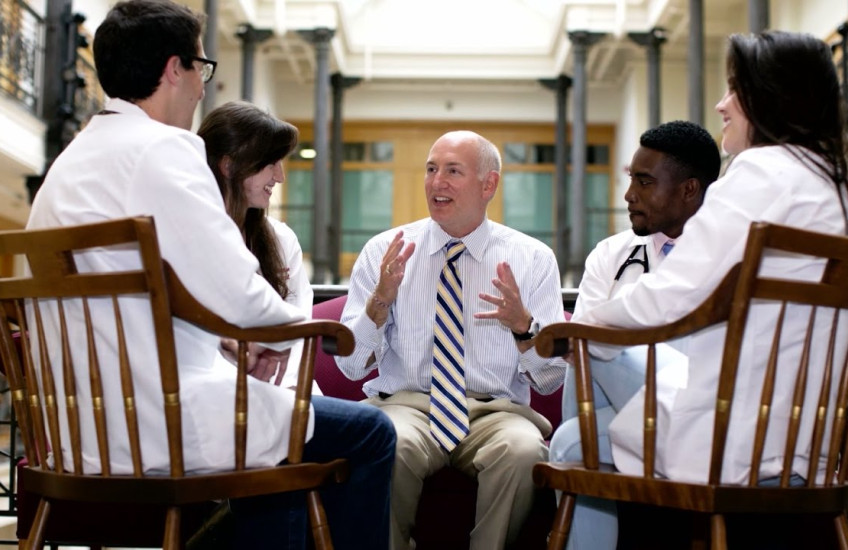 Medical Students talk with Alumni