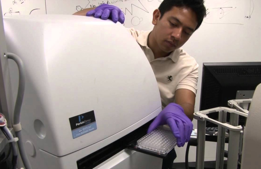 Renan Escalante works with a machine