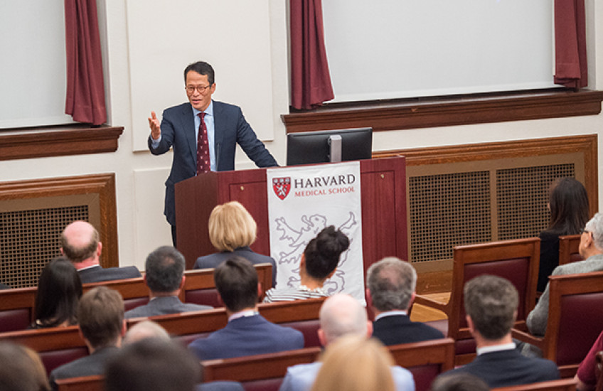 Kang Named Thornhill Family Professor of Orthopedic Surgery