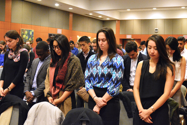 First-year HMS students observe a moment of silence at the Anatomical Donor Memorial Ceremony. Image: Aditya Karhard